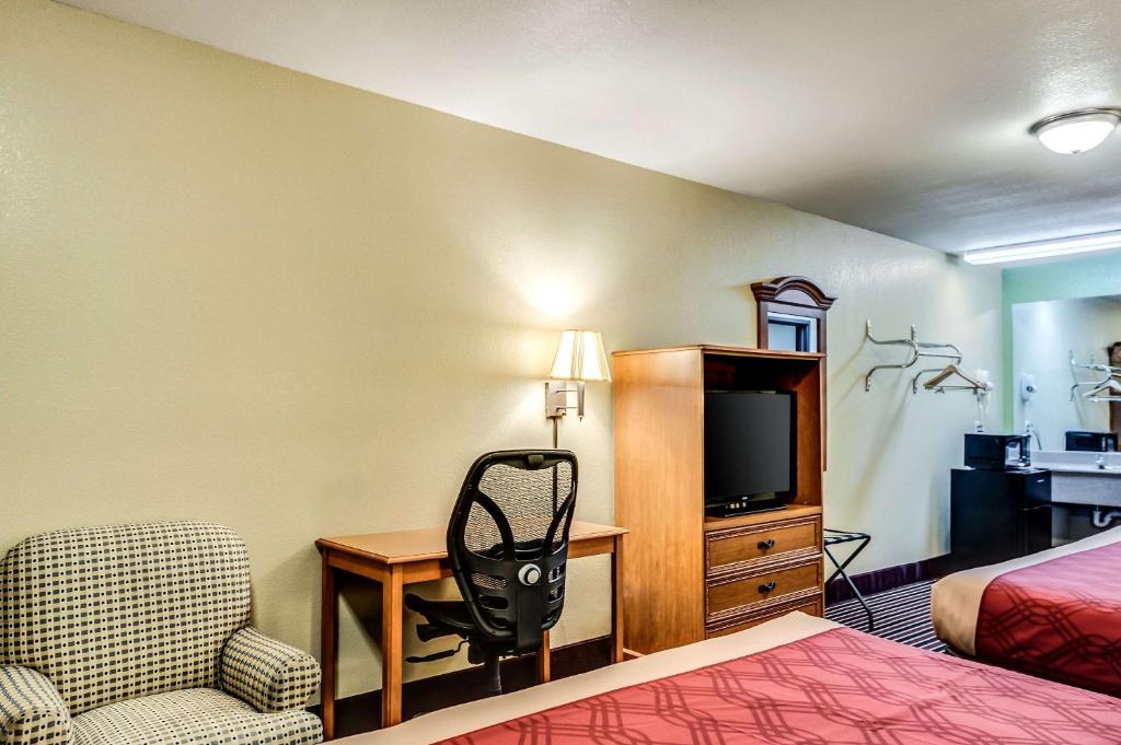 Econo Lodge Lake Charles University Area - image 2