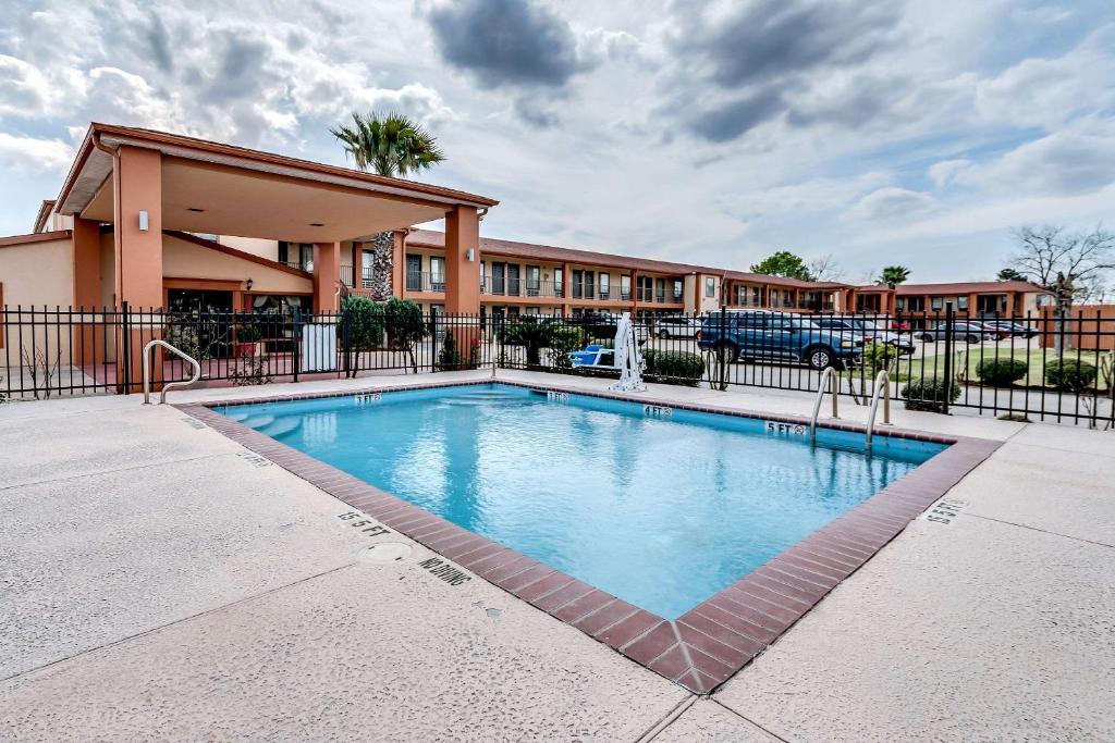 Econo Lodge Lake Charles University Area - image 6