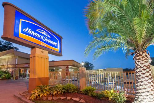 Howard Johnson by Wyndham Historic Lake Charles - main image