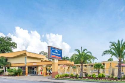 Howard Johnson by Wyndham Historic Lake Charles - image 14