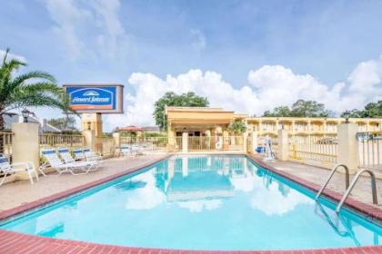 Howard Johnson by Wyndham Historic Lake Charles - image 2