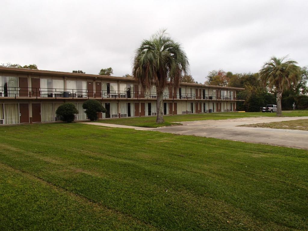 Sunrise Inn Lake Charles - image 7