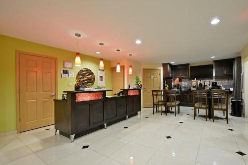 Americas Best Value Inn & Suites Lake Charles at I-210 Exit 11 - image 4