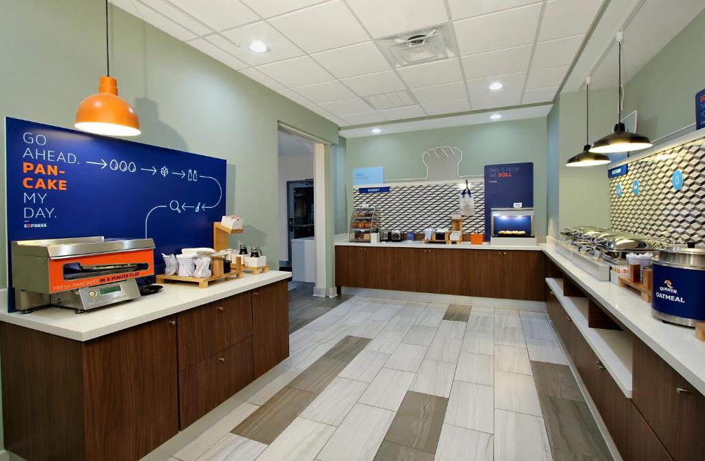 Holiday Inn Express & Suites Lake Charles South - image 7