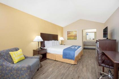 Days Inn by Wyndham Lake City - image 10