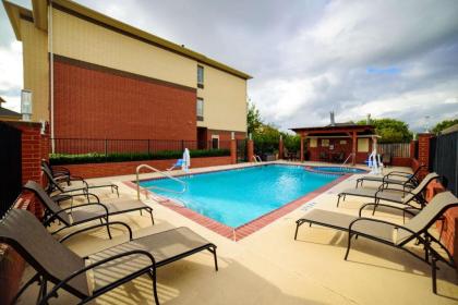 Best Western Plus Lake Dallas Inn & Suites - image 2