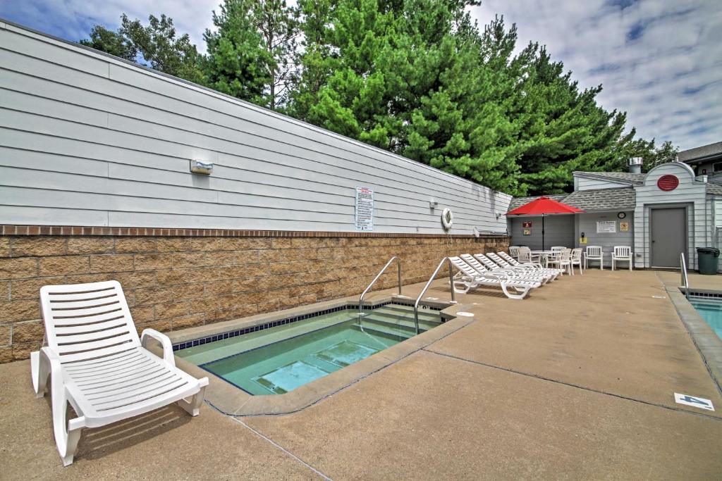 Waterfront Lake Delton Condo with Pool and Spa Access! - image 6