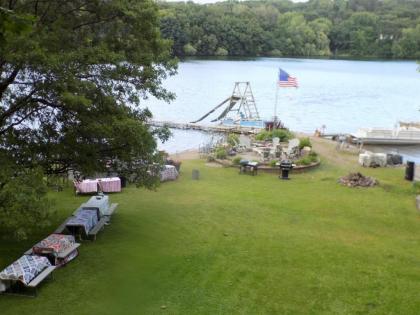 StoneWall House Lakeside Suite - image 7