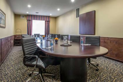 Comfort Suites Lake Geneva East - image 14