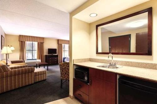 Hampton Inn & Suites Lake George - image 3