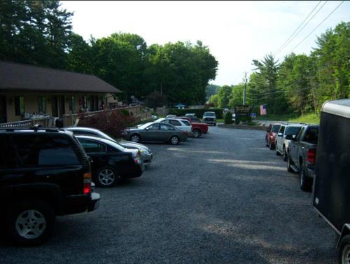 Tall Pines Motel - image 2