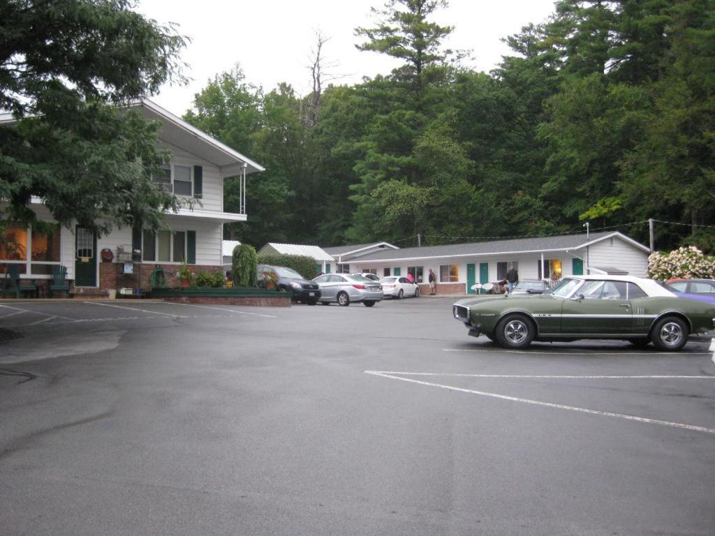 Brookside Motel & Cabins - image 3