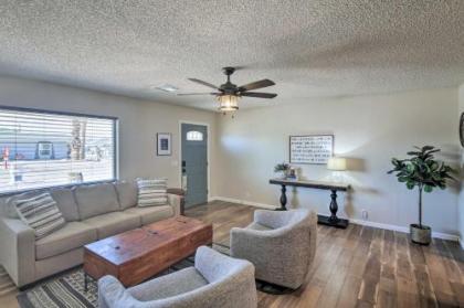 Updated Home with Patio 5 Mins to Lake Havasu! - image 5