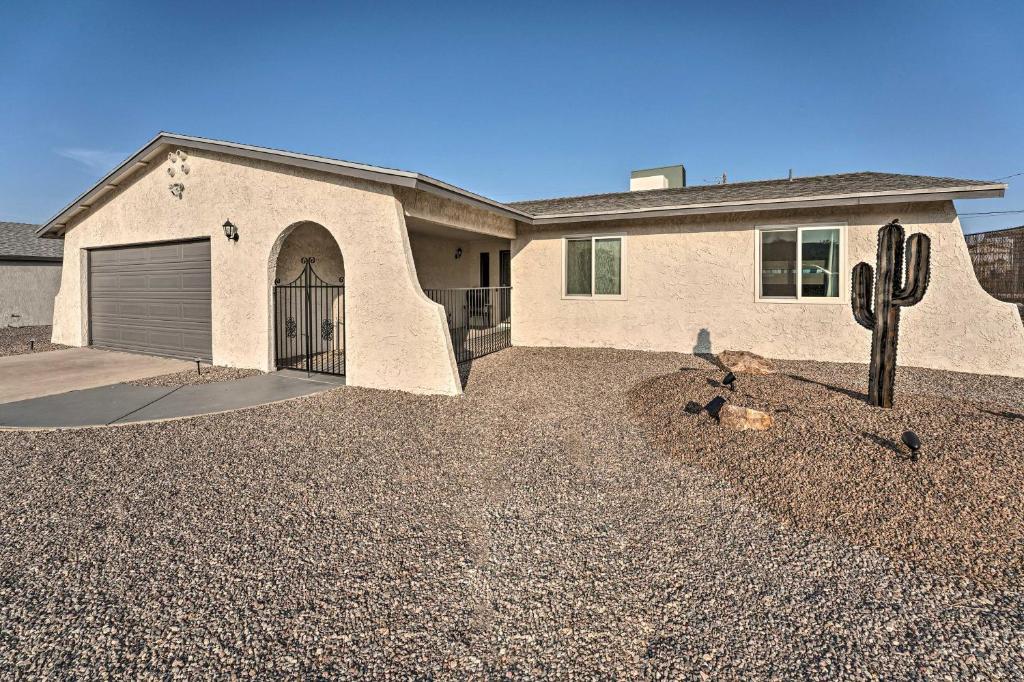 Havasu Home with Fire Pit and Grill Less Than 3 Mi to Lake - image 3