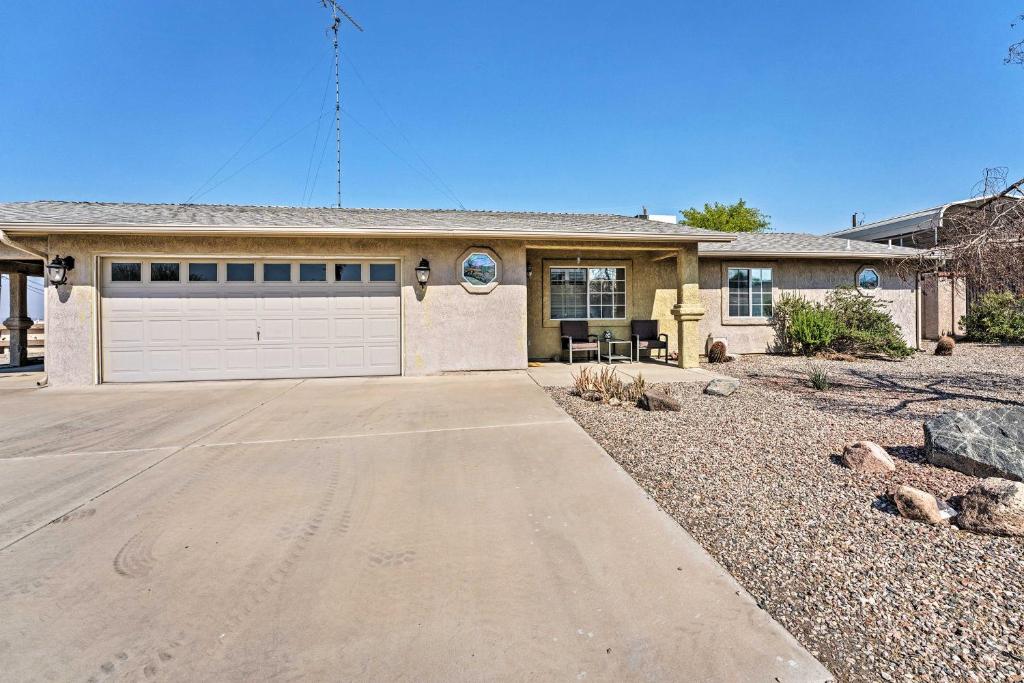 Charming House with Yard about 6 Mi to Lake Havasu! - image 2