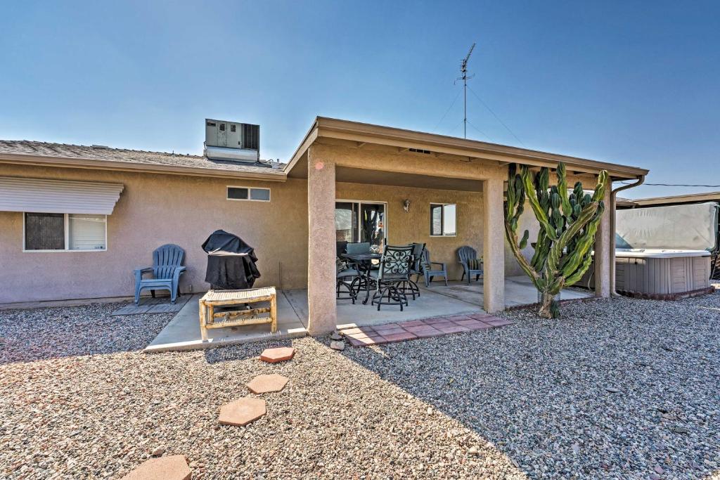 Charming House with Yard about 6 Mi to Lake Havasu! - image 3