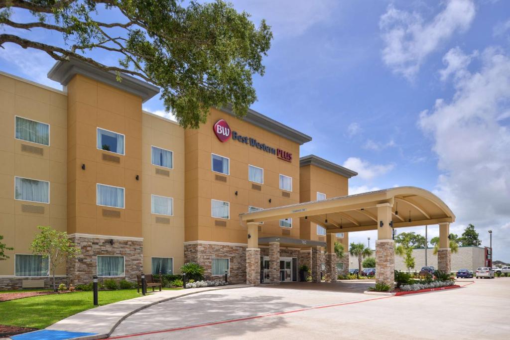 Best Western Plus Lake Jackson Inn & Suites - main image