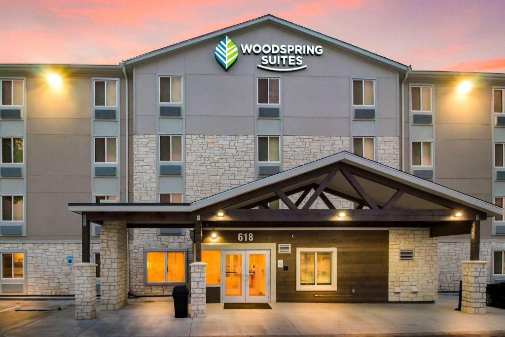 WoodSpring Suites Lake Jackson - image 2