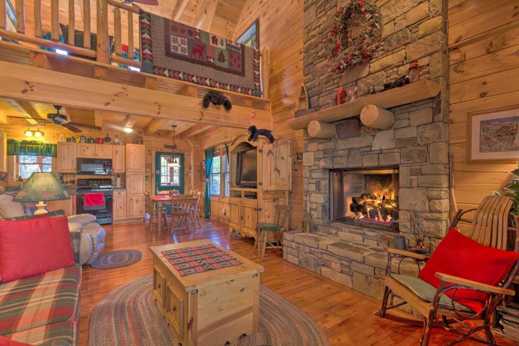 Cozy Log Cabin Retreat in Lake Lure Village Resort - image 5
