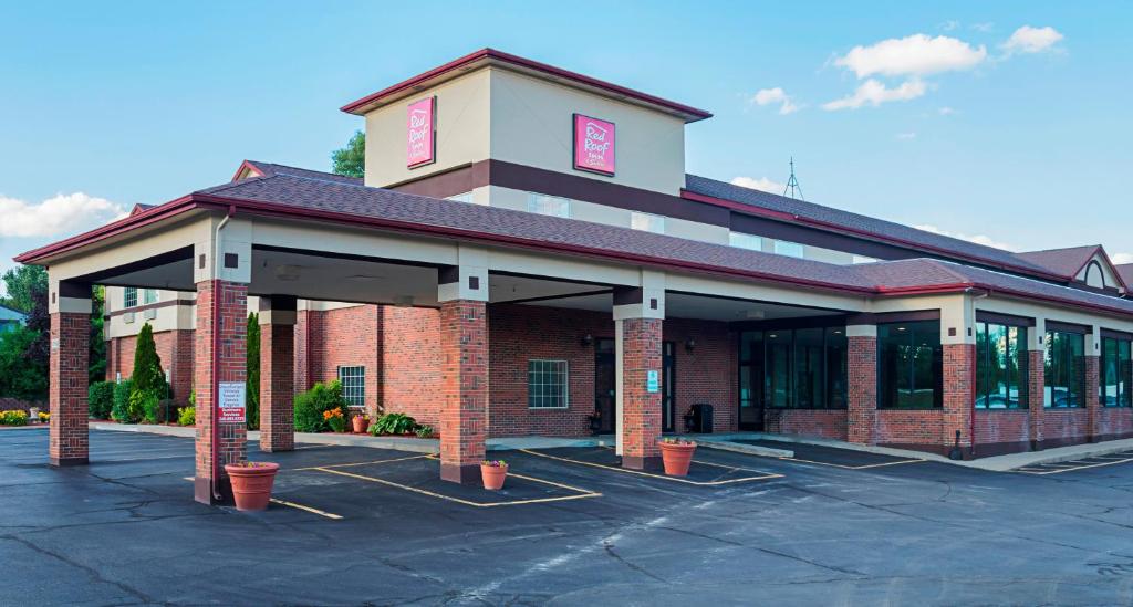 Red Roof Inn & Suites Lake Orion/Auburn Hills - main image