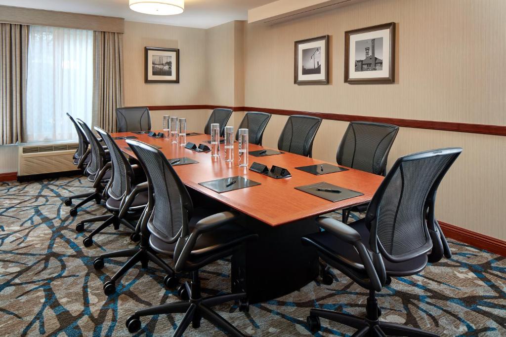 Hilton Garden Inn Lake Oswego - image 7