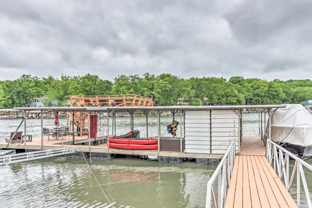 Serene Retreat with Sauna on Lake of the Ozarks - image 2