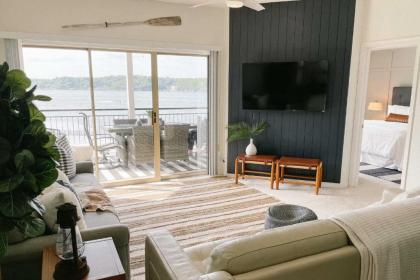 New! Waterfront condo with 2 pools and boat slip!!