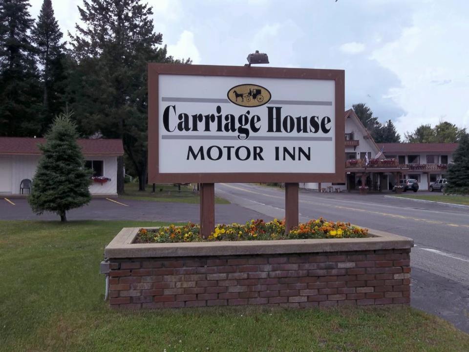 Carriage House Motor Inn - image 2