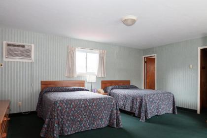 Town & Country Motor Inn - image 15