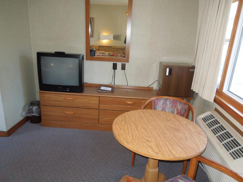 Town & Country Motor Inn - image 5