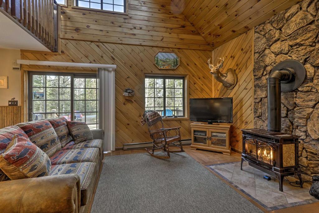 Charming Lake Placid Chalet with Deck and Forest Views - image 4