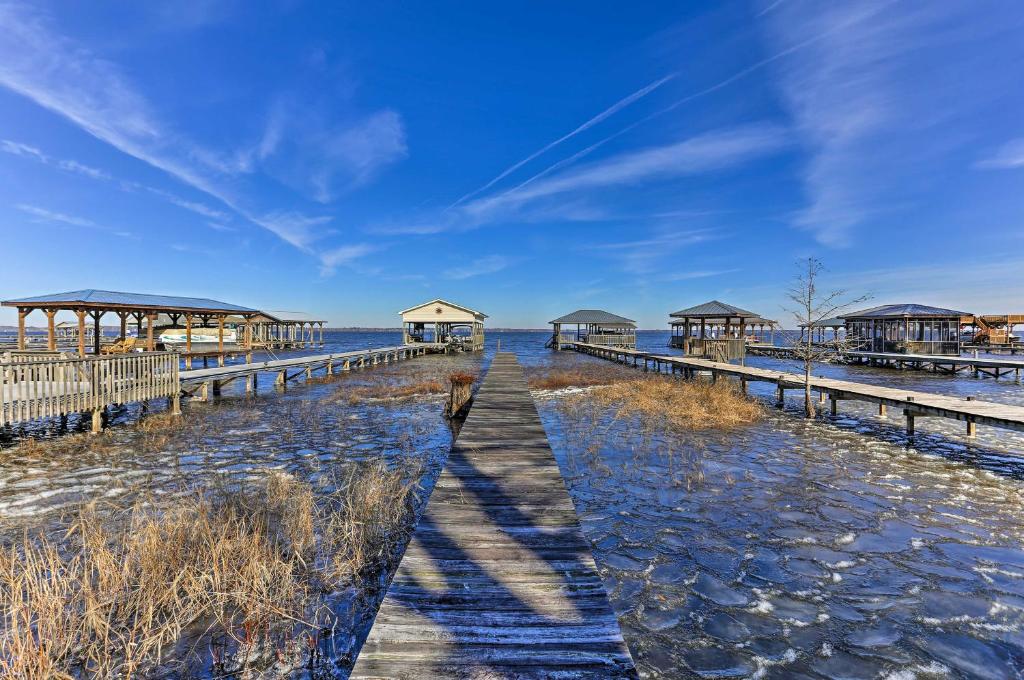 House with Fenced Yard and Shared Pier on Lake Waccamaw - image 3