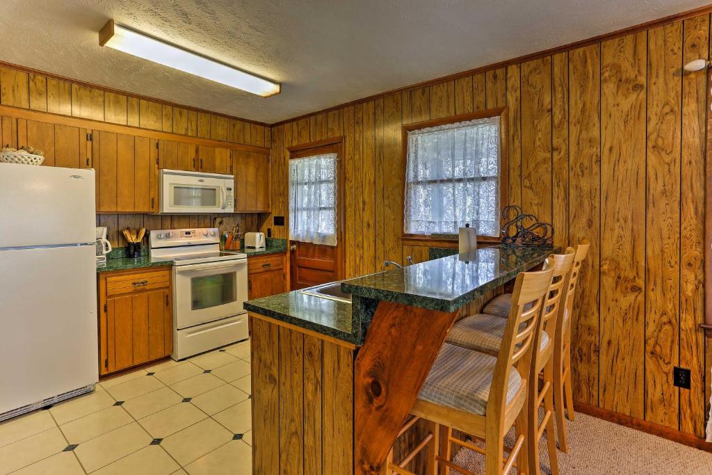 House with Fenced Yard and Shared Pier on Lake Waccamaw - image 5