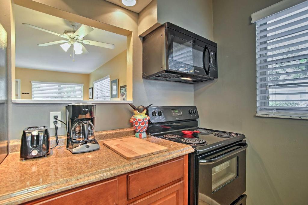 Charming 2BR Lake Worth Condo Steps from the Water - image 7