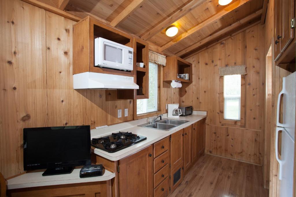 Medina Lake Camping Resort Studio Cabin 1 - image 4