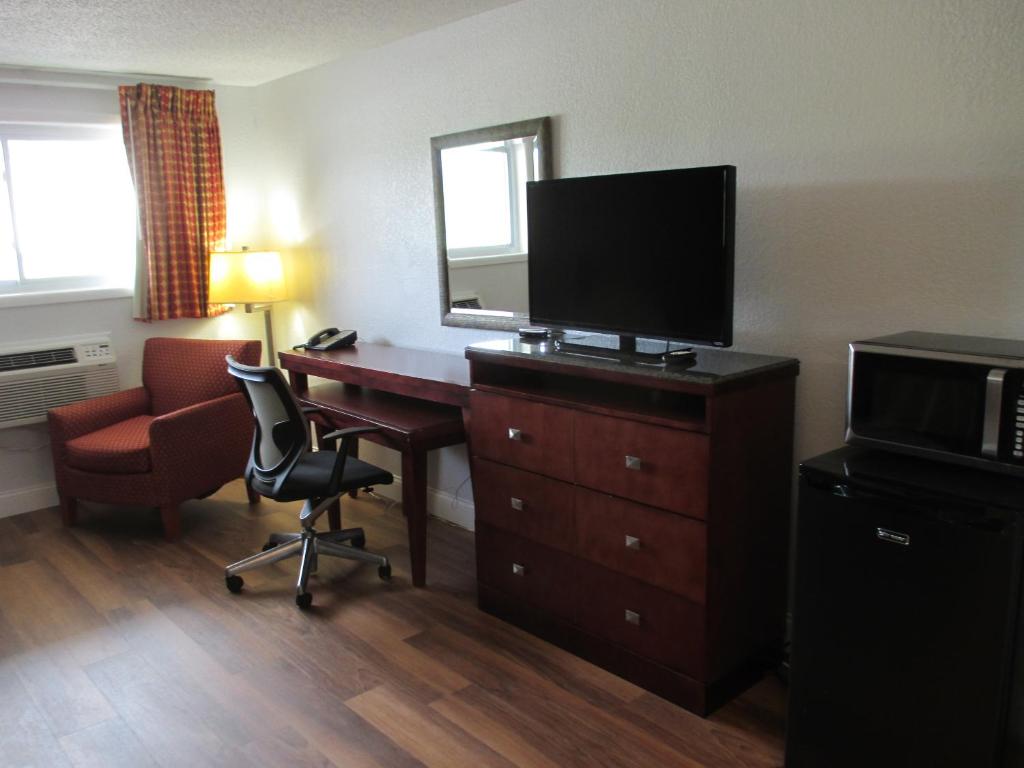 Travel Inn and Suites - image 5