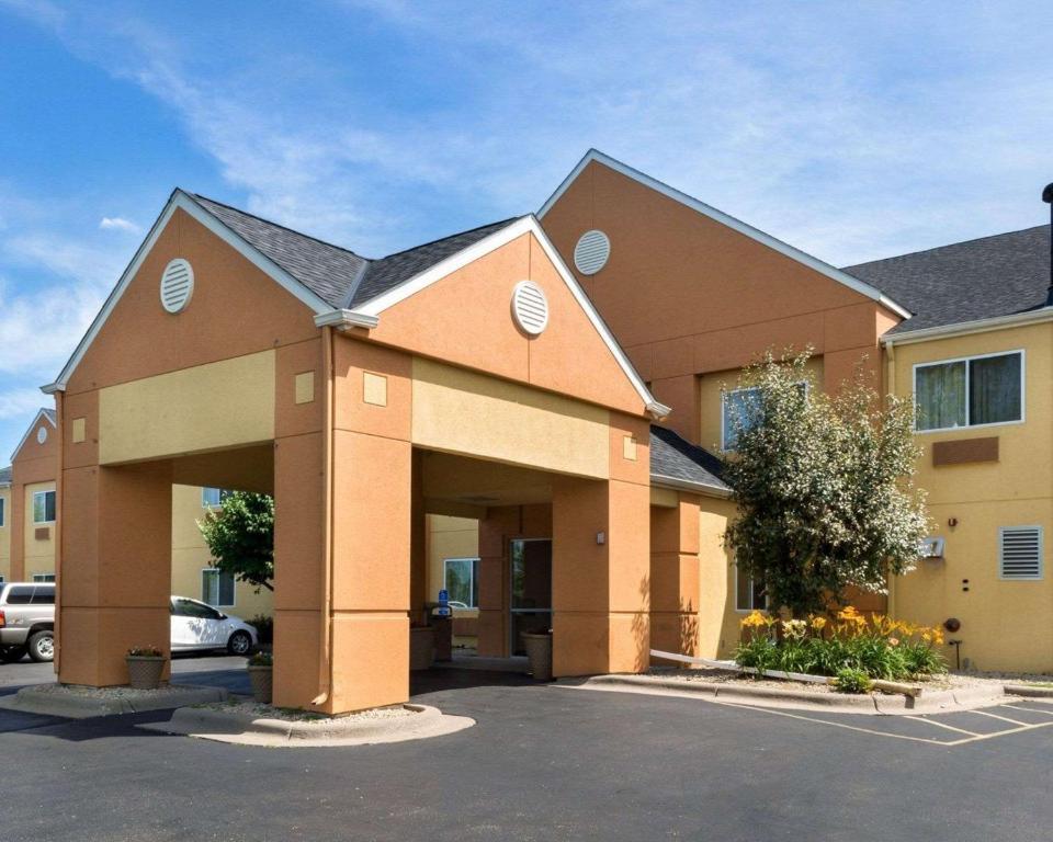 Quality Inn Lakeville - image 7