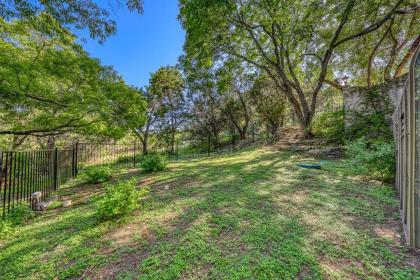 Peaceful Retreat on Quiet Cove on Lake Travis - image 7