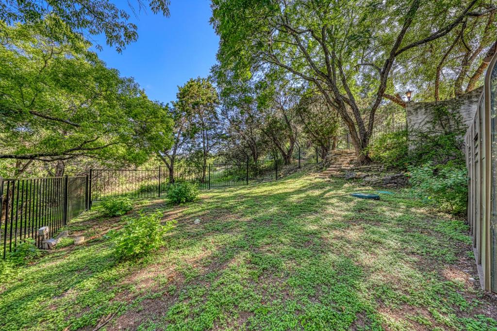 Peaceful Retreat on Quiet Cove on Lake Travis - image 7