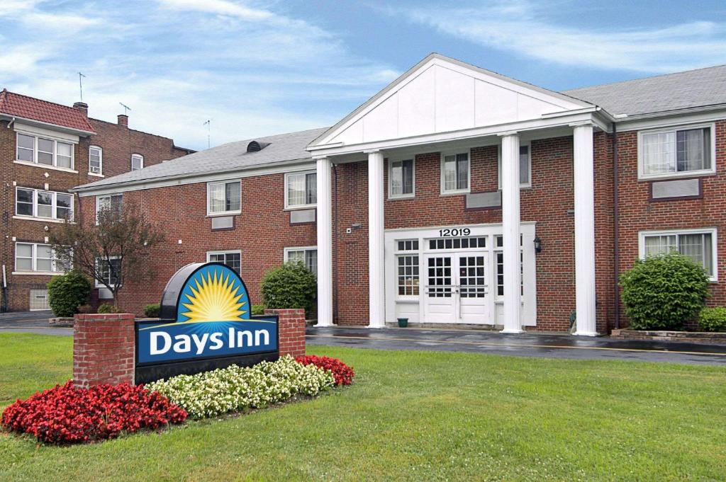 Days Inn by Wyndham Cleveland Lakewood - main image