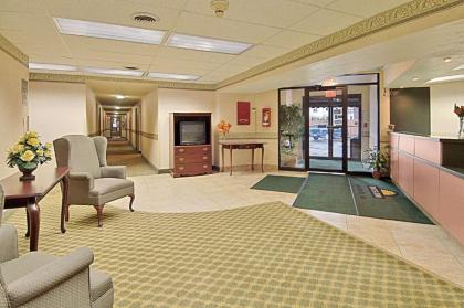 Days Inn by Wyndham Cleveland Lakewood - image 3