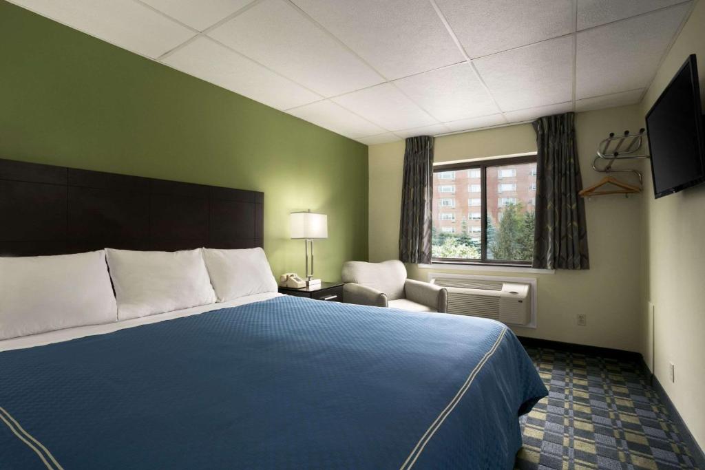 Travelodge by Wyndham Cleveland Lakewood - image 3