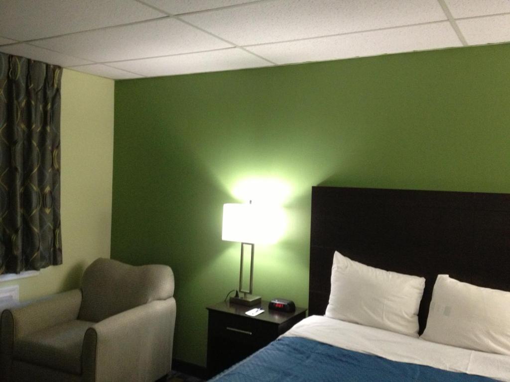 Travelodge by Wyndham Cleveland Lakewood - image 4