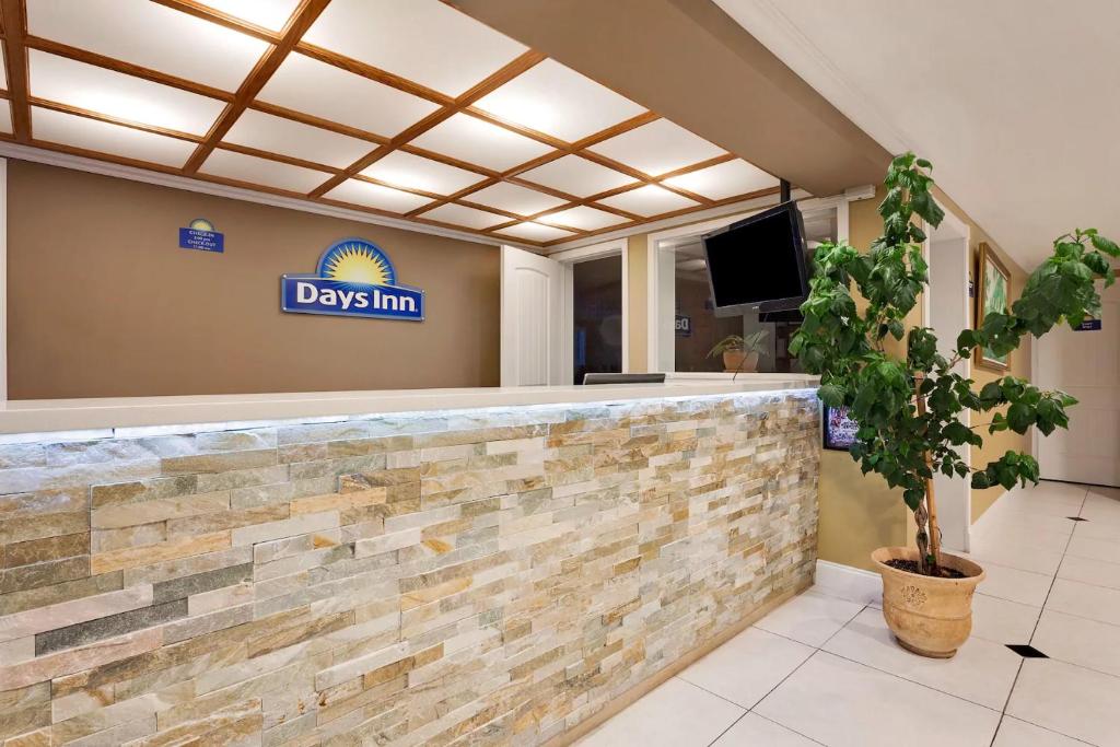 Days Inn by Wyndham Lakewood South Tacoma - image 3