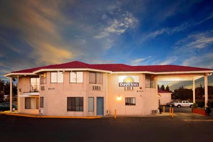 Days Inn by Wyndham Lakewood South Tacoma - image 5