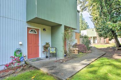 townhome with Yard 3 mi to Camp murray and JBLm Washington