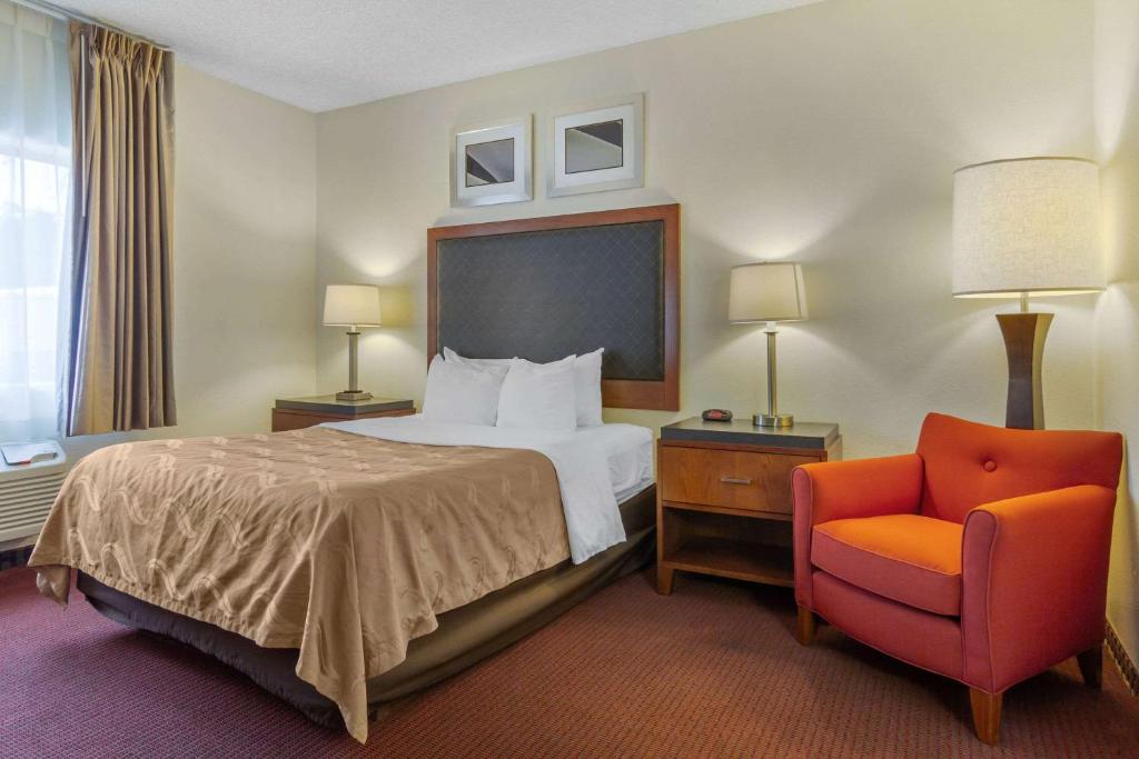 Quality Inn & Suites Lakewood - Denver Southwest - image 6