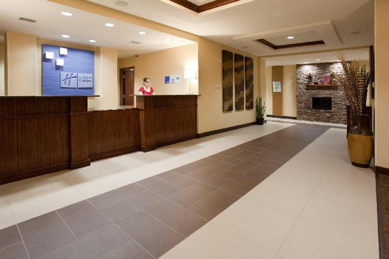 Holiday Inn Express Hotel & Suites Lamar - image 4