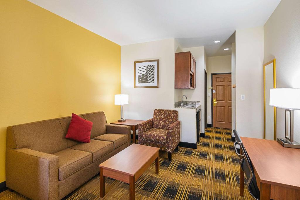 Quality Inn & Suites - image 6