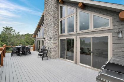 Lavish Retreat with Decks - Steps to Table Rock Lake - image 2